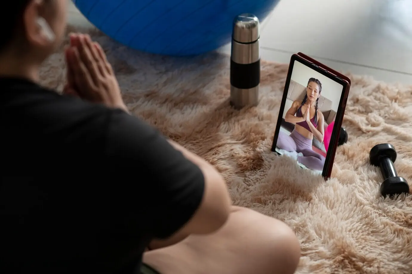 Frau folgt einem Online-Fitnesscoach